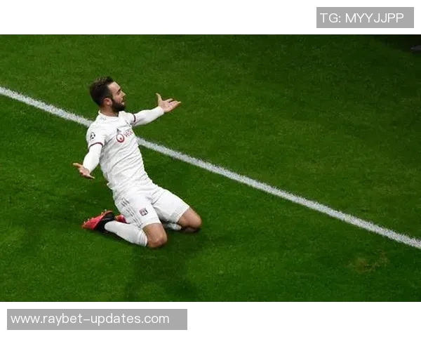 世界杯激战尤文图斯与里昂鏖战成平局绝杀瞬间引发全场热烈反响