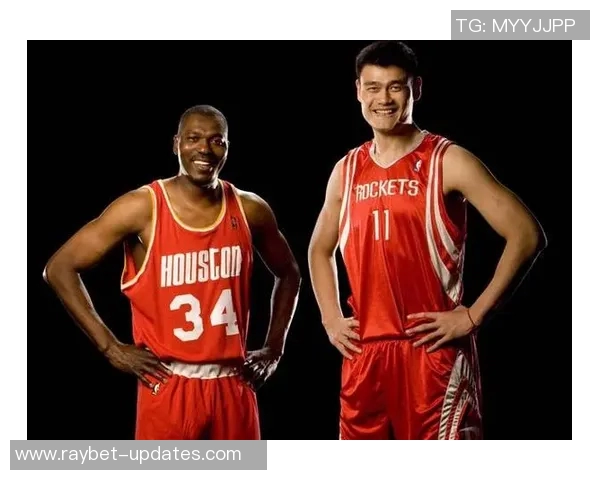 姚明在野球赛场上的扣篮瞬间展现力量与激情的完美结合